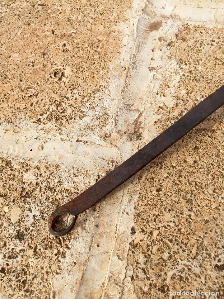 Antig&uuml;edades: ANTIGUO CUCHARON CAZO DE BRONCE CON MANGO DE HIERRO FORJADO - Foto 3