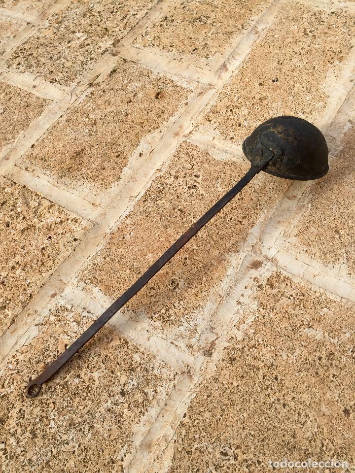 Antig&uuml;edades: ANTIGUO CUCHARON CAZO DE BRONCE CON MANGO DE HIERRO FORJADO - Foto 4