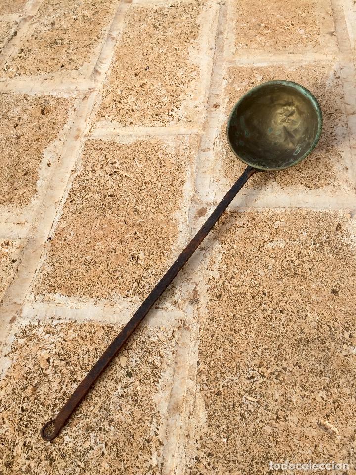 Antig&uuml;edades: ANTIGUO CUCHARON CAZO DE BRONCE CON MANGO DE HIERRO FORJADO - Foto 6