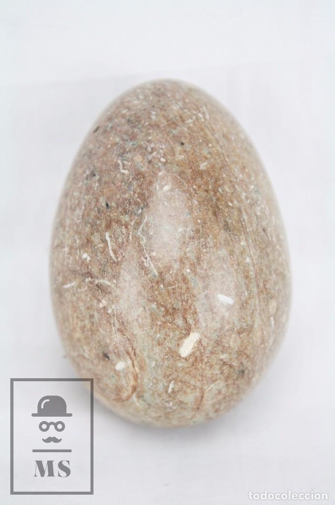 Antiquit&eacute;s: Huevo Decorativo de Piedra Tallada - Marr&oacute;n y Manchas Blancas - Medidas 4 x 4 x 6,5 cm