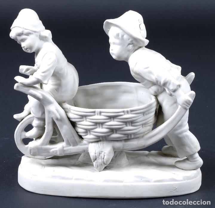 Antiquit&eacute;s: Figura ni&ntilde;os y carro en porcelana de biscuit principios siglo XX