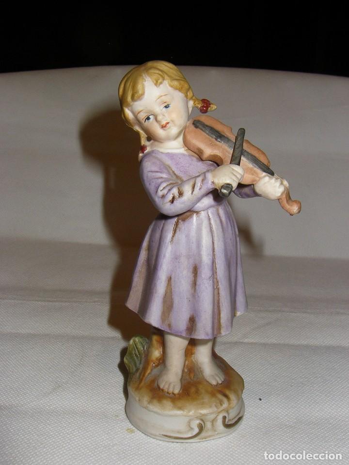 Antig&uuml;edades: Ni&ntilde;a de porcelana mate ( bisquit), tocando el viol&iacute;n, 15 cms.