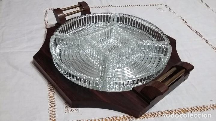 Antig&uuml;edades: Entremesero de cristal con 5 divisiones sobre bandeja de madera. Francia