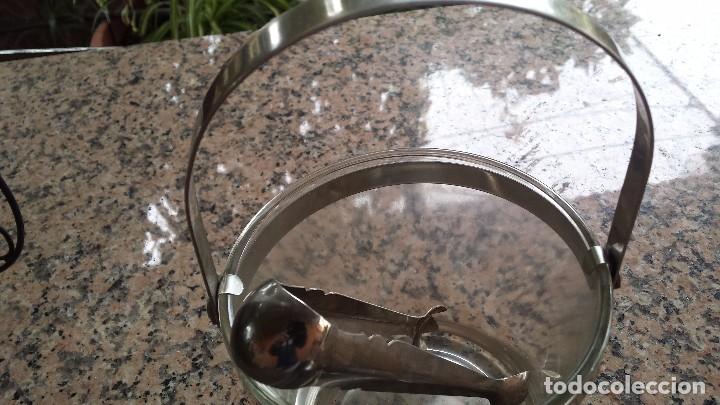 Antig&uuml;edades: cubitera de cristal con pinzas - Foto 2
