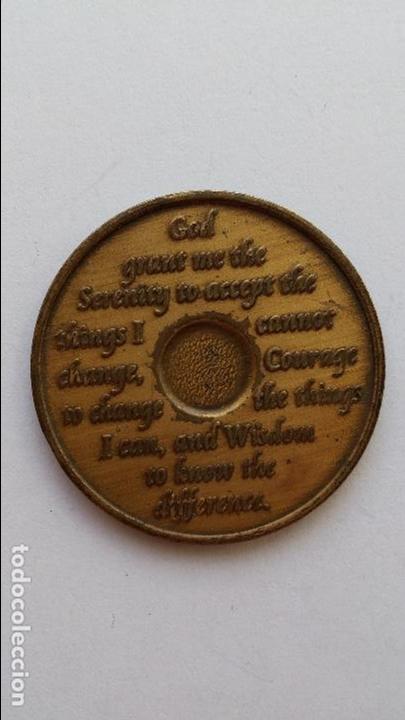 Antig&uuml;edades: Medalla religiosa,en ingles ,de 3,3 cms de diametro - Foto 2