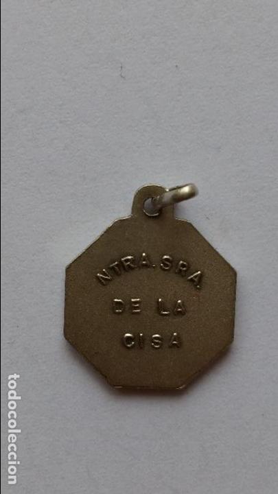 Antig&uuml;edades: Medalla, de nuestra se&ntilde;ora de la cisa  de 1,4 cms de diametro - Foto 2