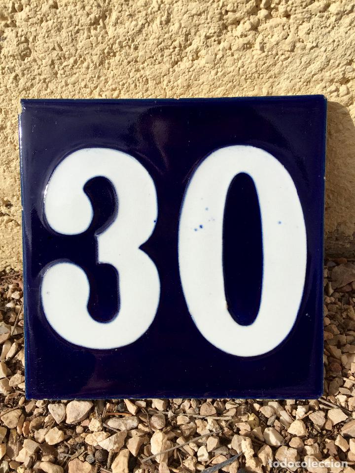 Antig&uuml;edades: ANTIGUO AZULEJO ESMALTADO CON EL NUMERO 30 - Foto 1