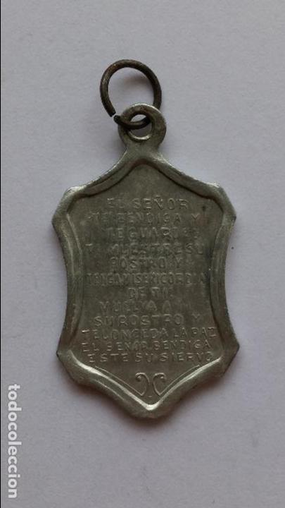Antig&uuml;edades: Medalla el se&ntilde;or te bendiga y te guarde de 3 x 1,8 cms - Foto 2