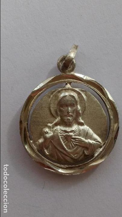 Antig&uuml;edades: Medalla virgen sin catalogar y corazon de jesus de 2 cms de diametro - Foto 2
