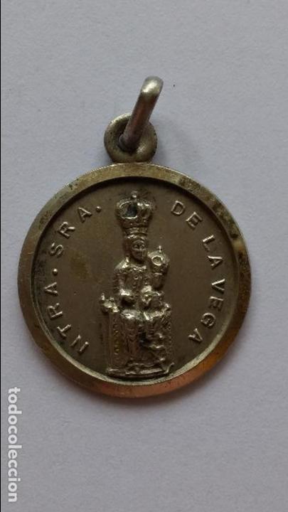 Antig&uuml;edades: Medalla de nuestra se&ntilde;ora de la vega de 2 cms de diametro - Foto 1