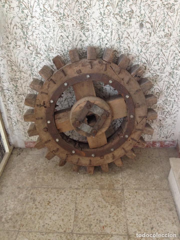 Antig&uuml;edades: RUEDA DENTADA ANTIGUA MUY ROBUSTA EN MADERA E HIERRO - Foto 1