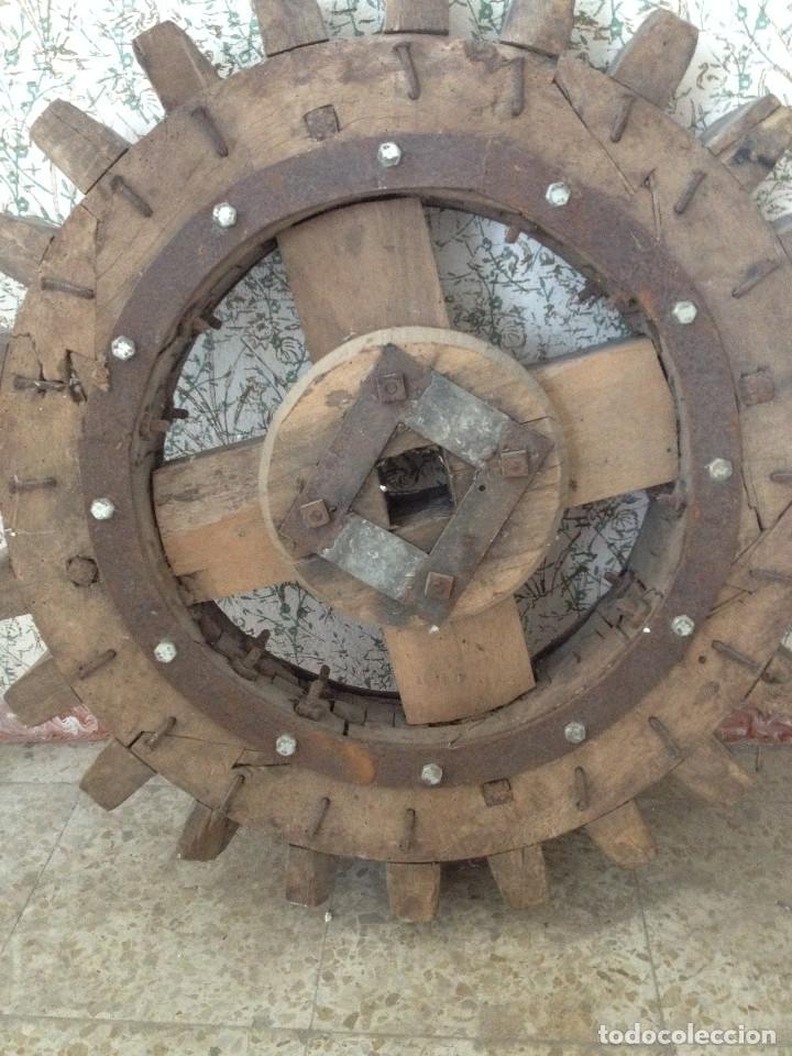 Antig&uuml;edades: RUEDA DENTADA ANTIGUA MUY ROBUSTA EN MADERA E HIERRO - Foto 2