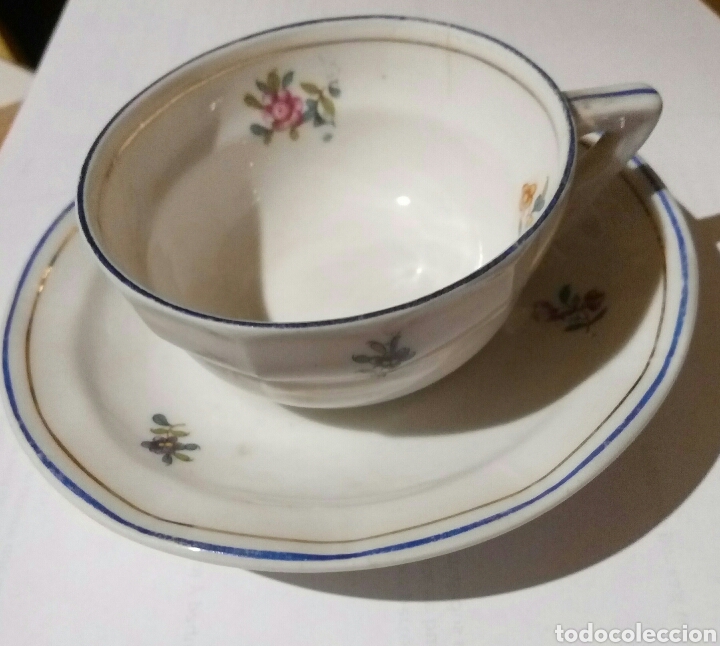 Antig&uuml;edades: Taza y plato porcelana. Flores y filo azul y dorado