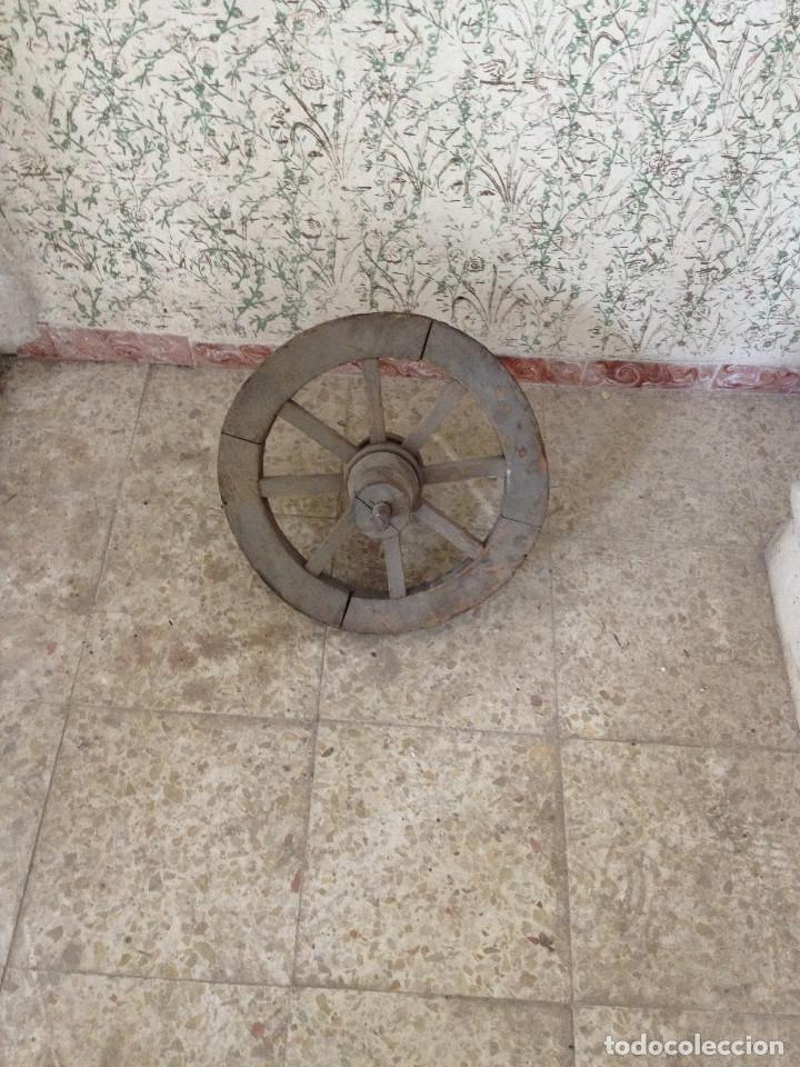Antig&uuml;edades: RUEDA CARRO MADERA CON EJE DE HIERRO - Foto 1