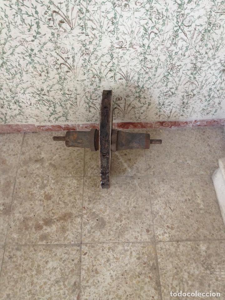 Antig&uuml;edades: RUEDA CARRO MADERA CON EJE DE HIERRO - Foto 2
