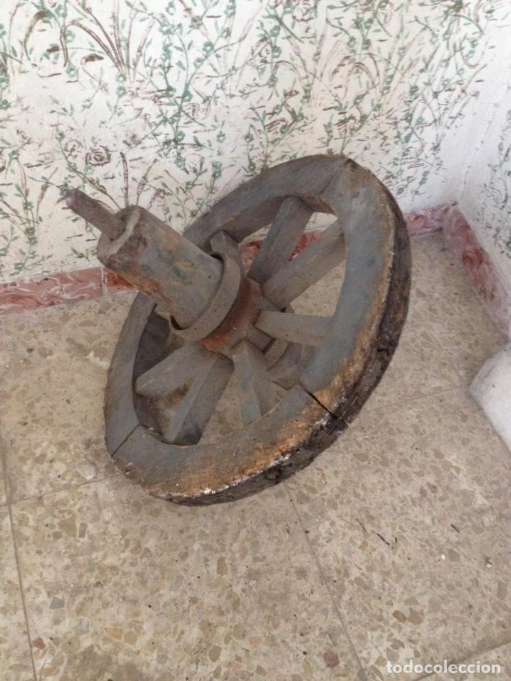 Antig&uuml;edades: RUEDA CARRO MADERA CON EJE DE HIERRO - Foto 3