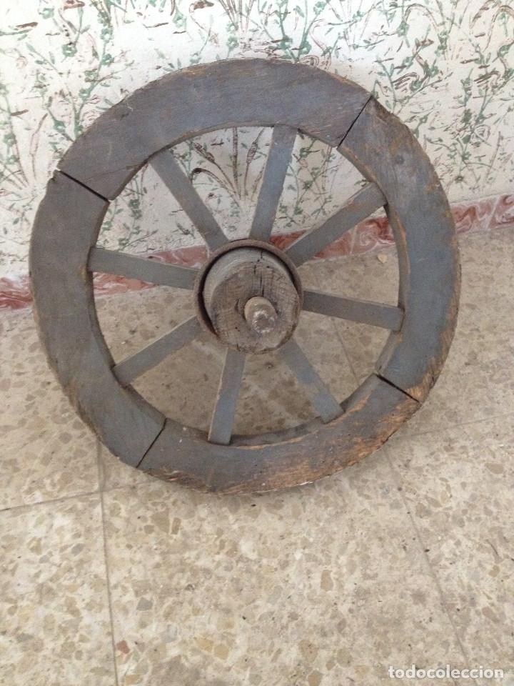 Antig&uuml;edades: RUEDA CARRO MADERA CON EJE DE HIERRO - Foto 4