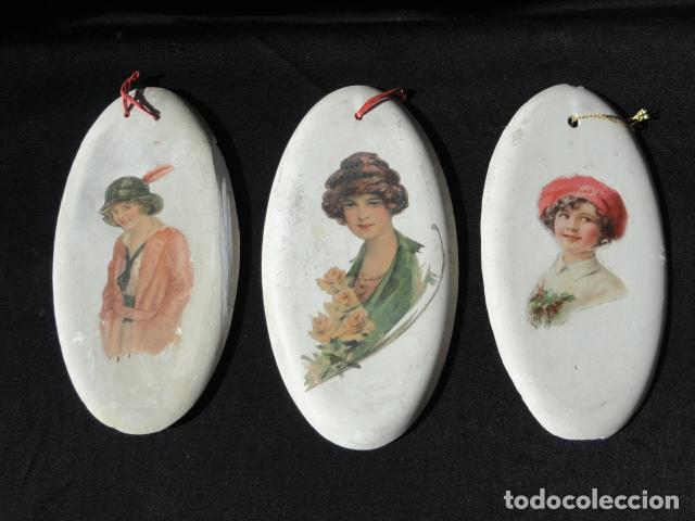 Antiguidades: 3 PLAFONES DE YESO CON DIBUJOS PEGADOS DE MUJERES DE LOS A&Ntilde;OS 20.