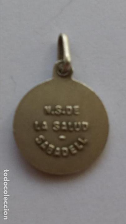 Antig&uuml;edades: Medalla de virgen de la salud de sabadell de 1,3 cms de diametro - Foto 2