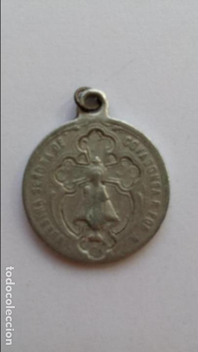 Antig&uuml;edades: Medalla de virgen de covadonga y corazon de jesus de 2,4 cms de diametro - Foto 1