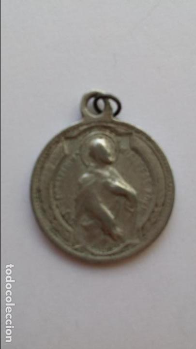 Antig&uuml;edades: Medalla de virgen de covadonga y corazon de jesus de 2,4 cms de diametro - Foto 2