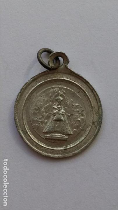 Antig&uuml;edades: Medalla de virgen sin catalogar y corazon de jesus de 2 cms de diametro - Foto 1