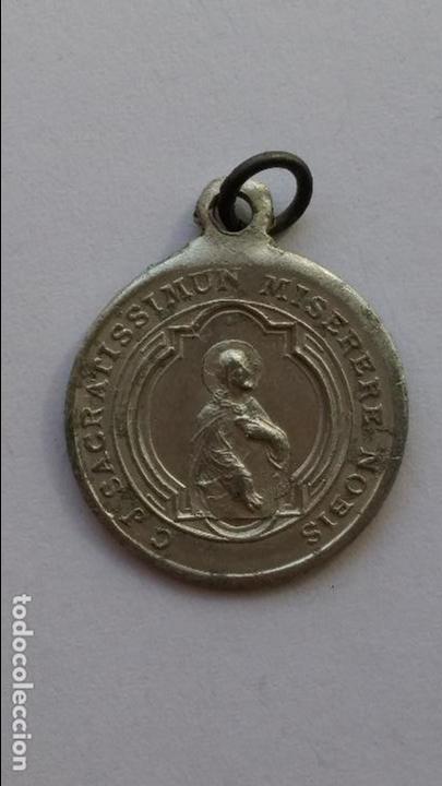 Antig&uuml;edades: Medalla de virgen sin catalogar y corazon de jesus de 2 cms de diametro - Foto 2