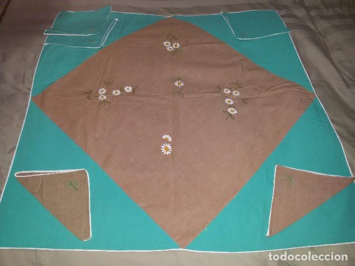 Antig&uuml;edades: MANTELITO Y 5 SERVILLETAS-HECHO A MANO - Foto 2