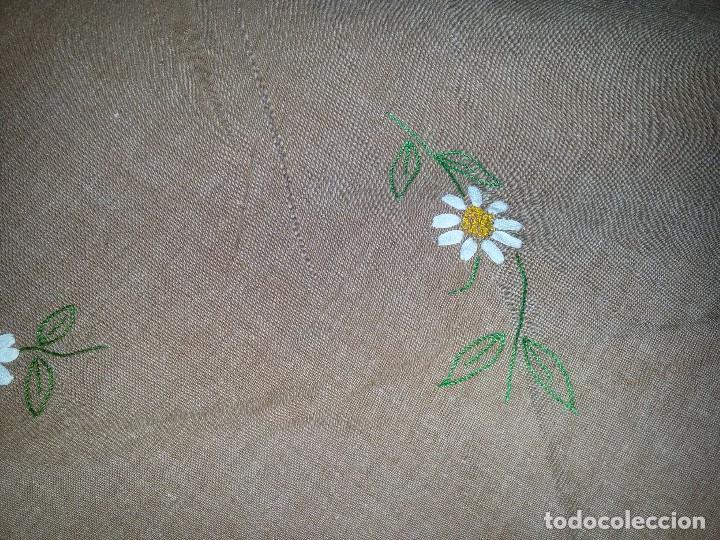 Antig&uuml;edades: MANTELITO Y 5 SERVILLETAS-HECHO A MANO - Foto 5