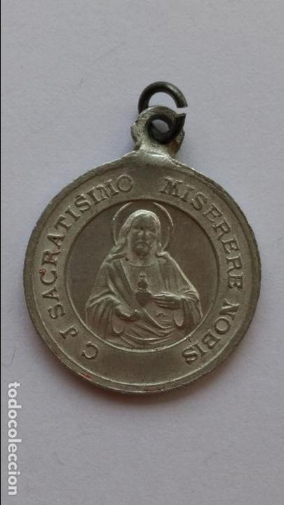 Antig&uuml;edades: Medalla de virgen del carmen y corazon de jesus de 2 cms de diametro - Foto 2