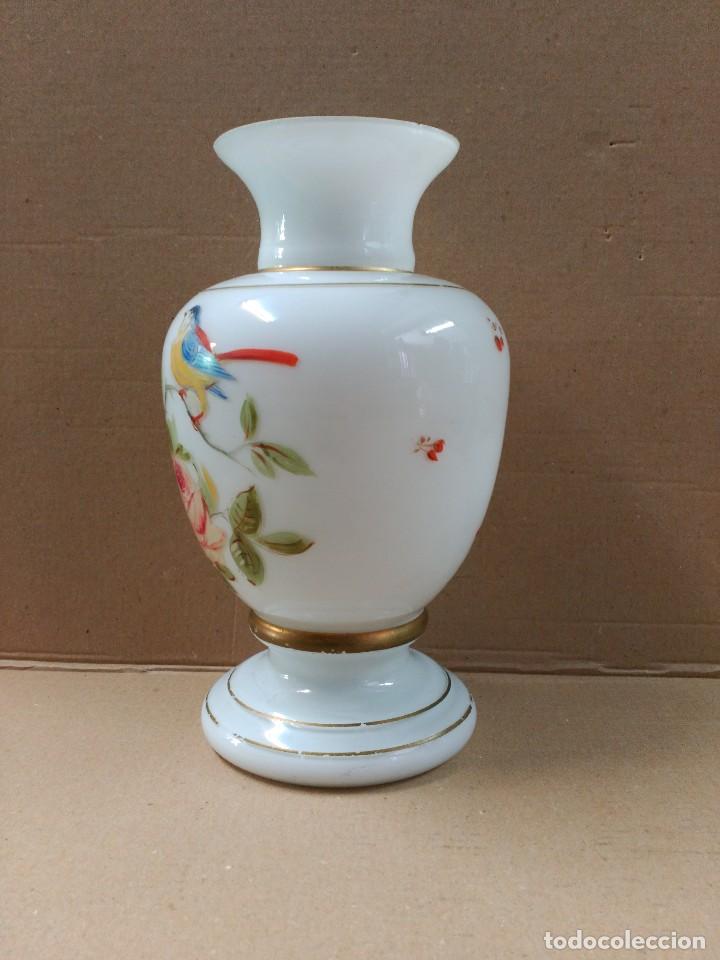 Antig&uuml;edades: Jarron de opalina blanca pintado a mano, sXIX - Foto 3