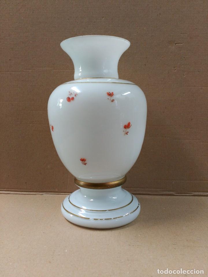 Antig&uuml;edades: Jarron de opalina blanca pintado a mano, sXIX - Foto 4
