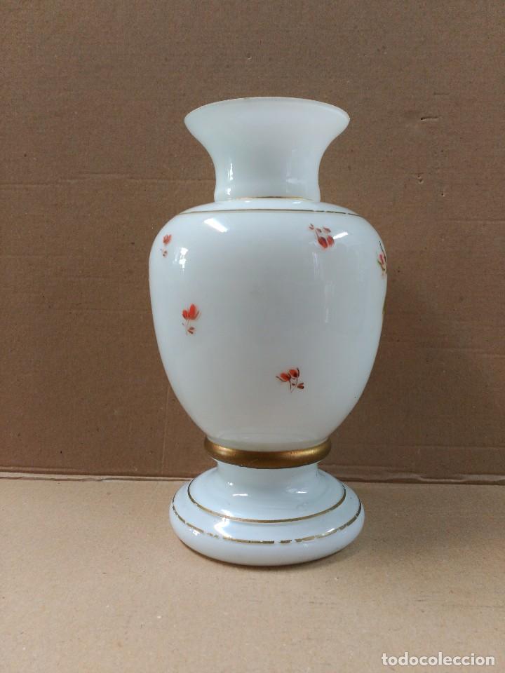 Antig&uuml;edades: Jarron de opalina blanca pintado a mano, sXIX - Foto 5