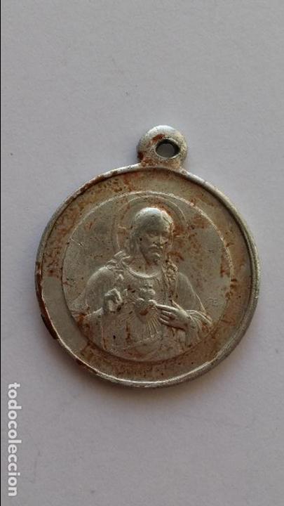 Antig&uuml;edades: Medalla de virgen del carmen y corazon de jesus de 2,4 cms de diametro - Foto 2