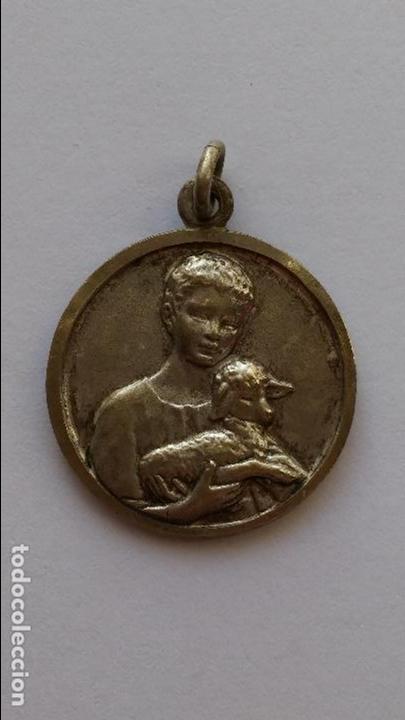 Antig&uuml;edades: Medalla de amigos de jesus, de 2,2 cms de diametro - Foto 1