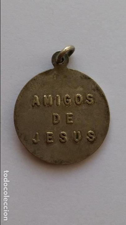 Antig&uuml;edades: Medalla de amigos de jesus, de 2,2 cms de diametro - Foto 2