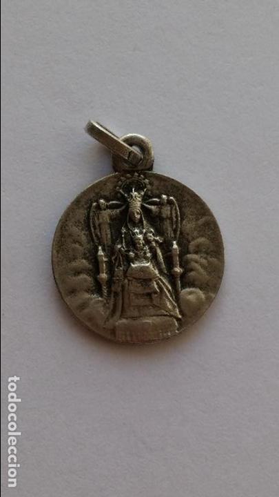 Antig&uuml;edades: Medalla de virgen sin catalogar  y corazon de jesus, de 1,6 cms de diametro - Foto 1