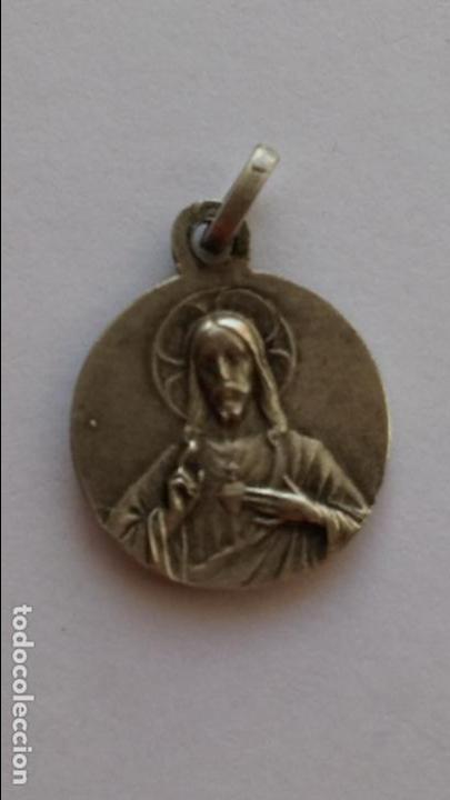 Antig&uuml;edades: Medalla de virgen sin catalogar  y corazon de jesus, de 1,6 cms de diametro - Foto 2