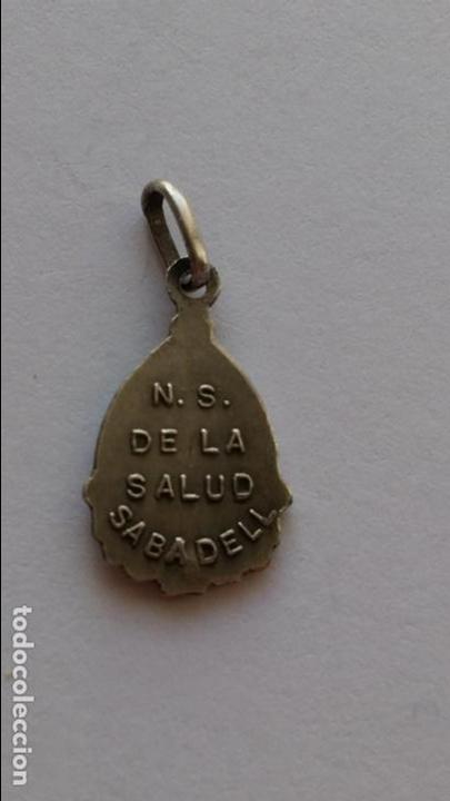 Antig&uuml;edades: Medalla de virgen de salud ,sabadell, de 1,6 x 1 cms - Foto 2