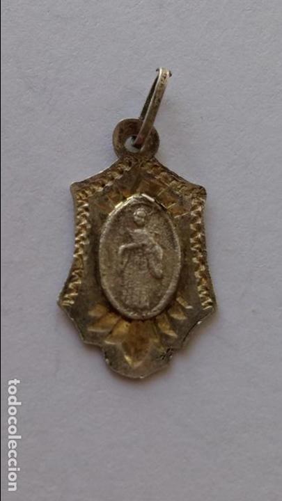 Antig&uuml;edades: Medalla de virgen de mus, de 1,9 x 1,1 cms - Foto 1