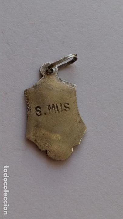 Antig&uuml;edades: Medalla de virgen de mus, de 1,9 x 1,1 cms - Foto 2