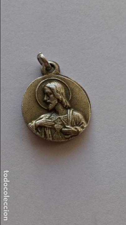 Antig&uuml;edades: Medalla de virgen sin catalogar y corazon de jesus de 1,3 cms de diametro - Foto 2