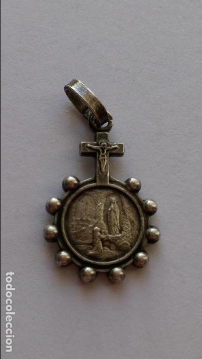 Antig&uuml;edades: Medalla de san cristobal y virgen de lourdes de 2 x 1,4 cms - Foto 2