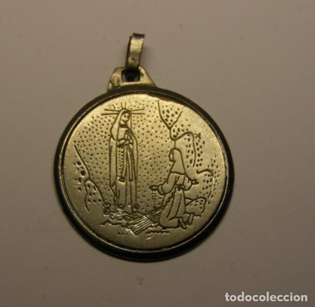 Antig&uuml;edades: Medalla religiosa de Lourdes, con iniciales. - Foto 1