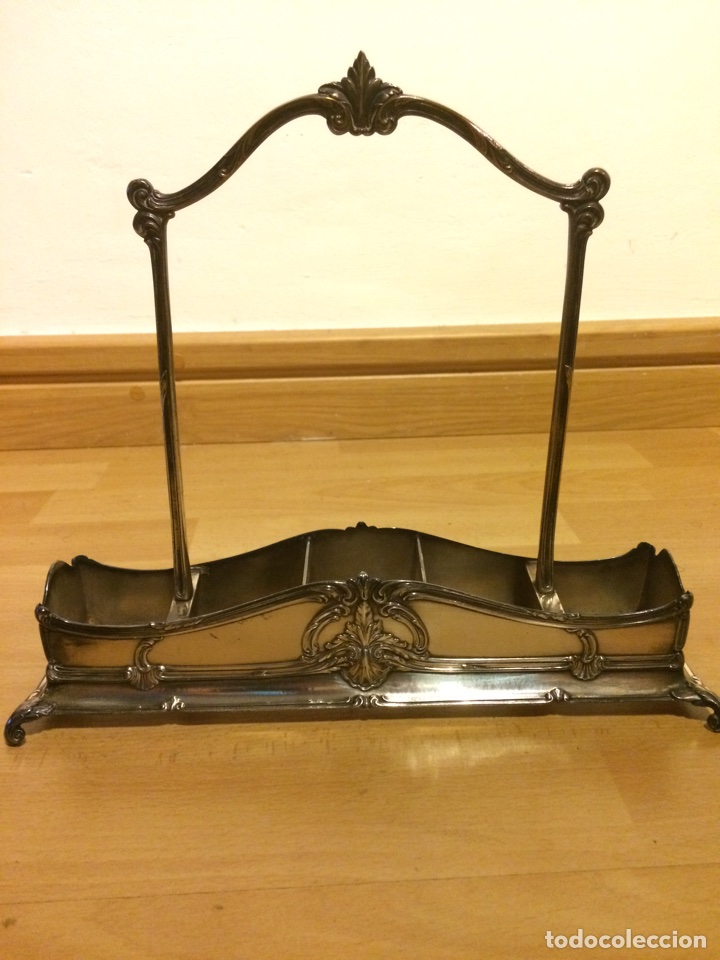 Antiguidades: Espectacular soporte de vinajeras o vinagreras de calamina plateada 30 cm de largo modernista
