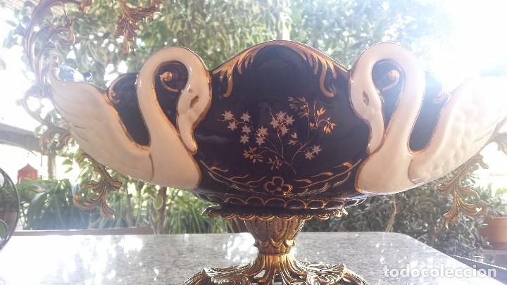 Antig&uuml;edades: antiguo centro de mesa en bronce y porcelana. precioso - Foto 4