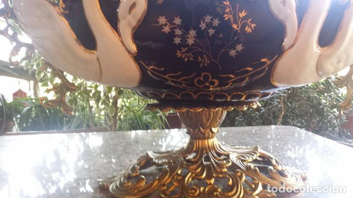 Antig&uuml;edades: antiguo centro de mesa en bronce y porcelana. precioso - Foto 5