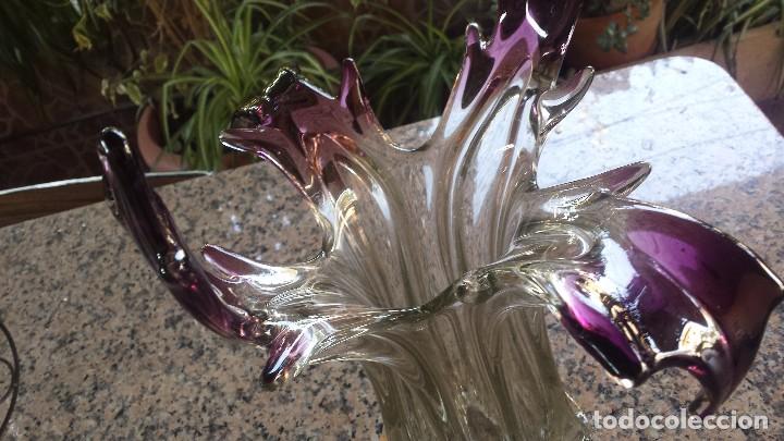 Antig&uuml;edades: antiguo florero de cristal - Foto 3