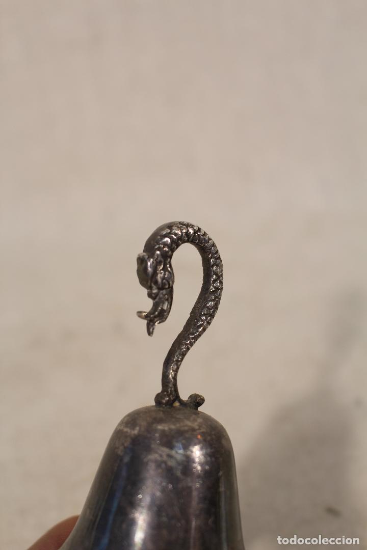 Antig&uuml;edades: campanilla en alpaca - dragon - Foto 3