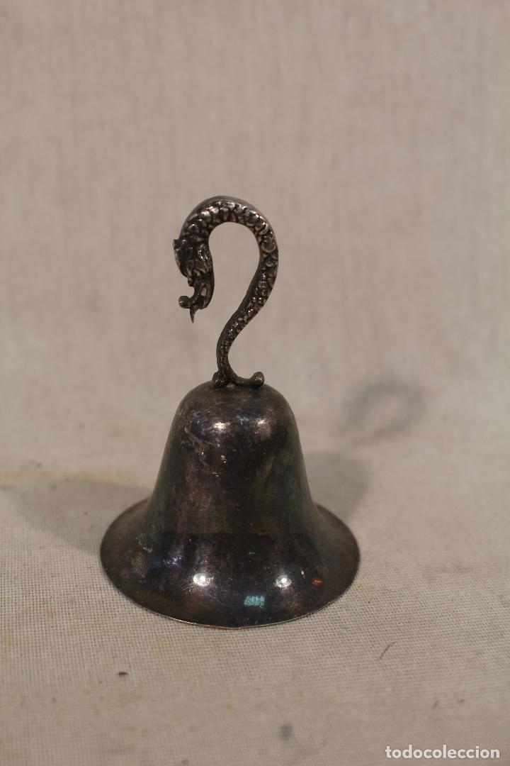 Antig&uuml;edades: campanilla en alpaca - dragon - Foto 4